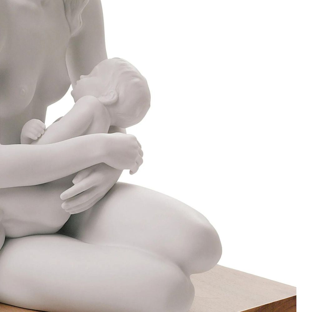 Sculptura din portelan A Nurturing Bond Mother by Ernest Massuet - LLADRO