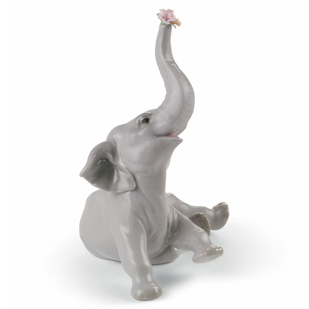 Sculptura din portelan, Baby elephant with pink flower by Jose Luis Santes - LLADRO