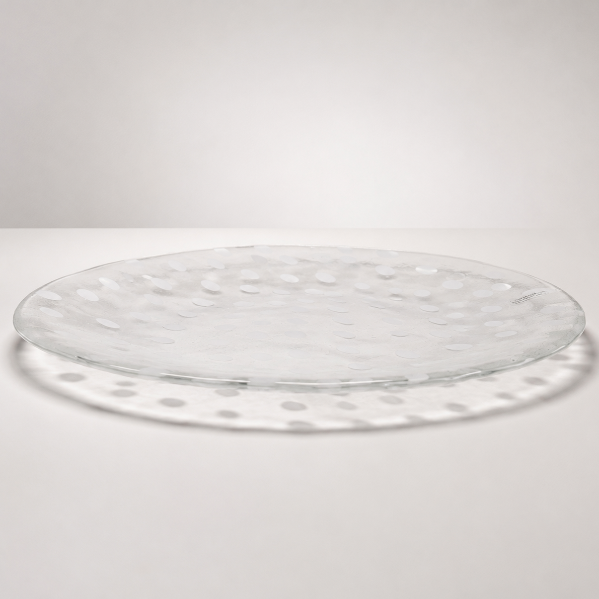Farfurie decorativa din sticla, alb/auriu, Glimmer Spots - KOSTA BODA