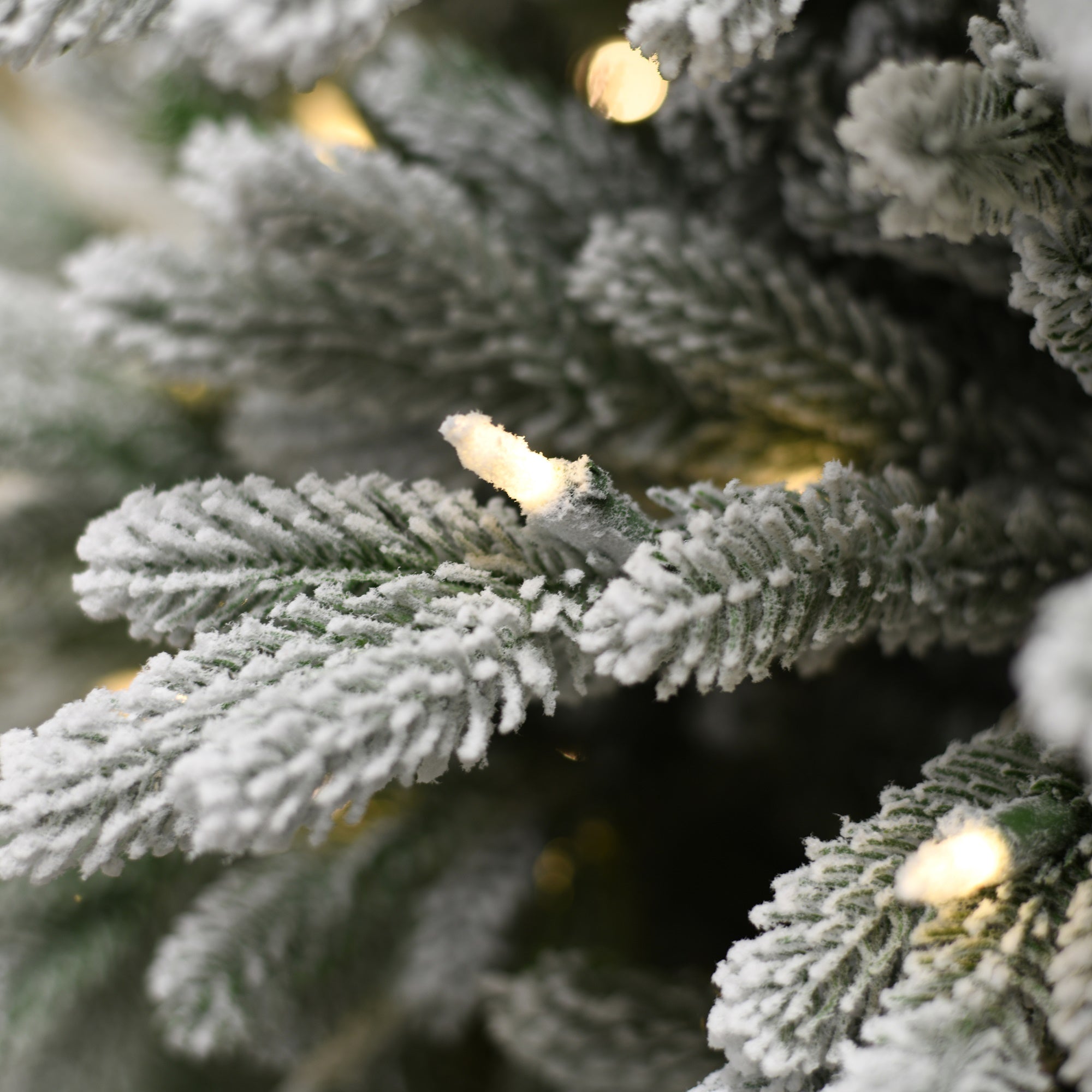 Brad artificial Snowed Paisley, alb, 750 leduri, 228 cm  - SIMONA'S CHRISTMAS