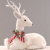 Decoratiune Ren Fraser asezat cu esarfa, alb/rosu, 38 cm - SIMONA'S CHRISTMAS
