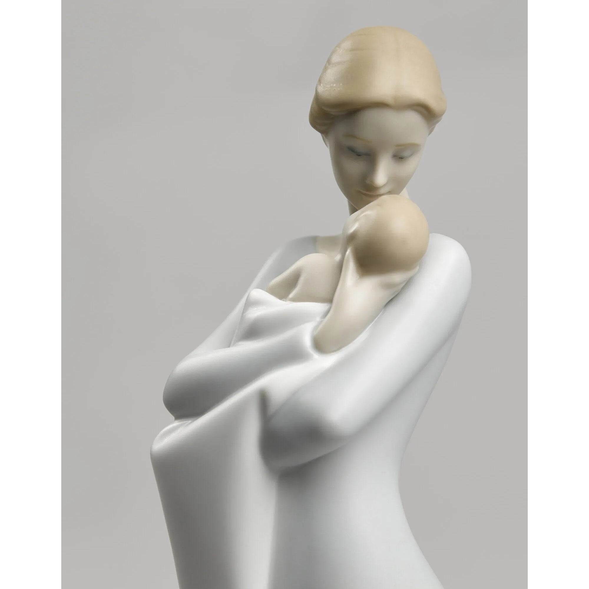 Sculptura A Mothers Embrace by Alfredo Llorens - LLADRO