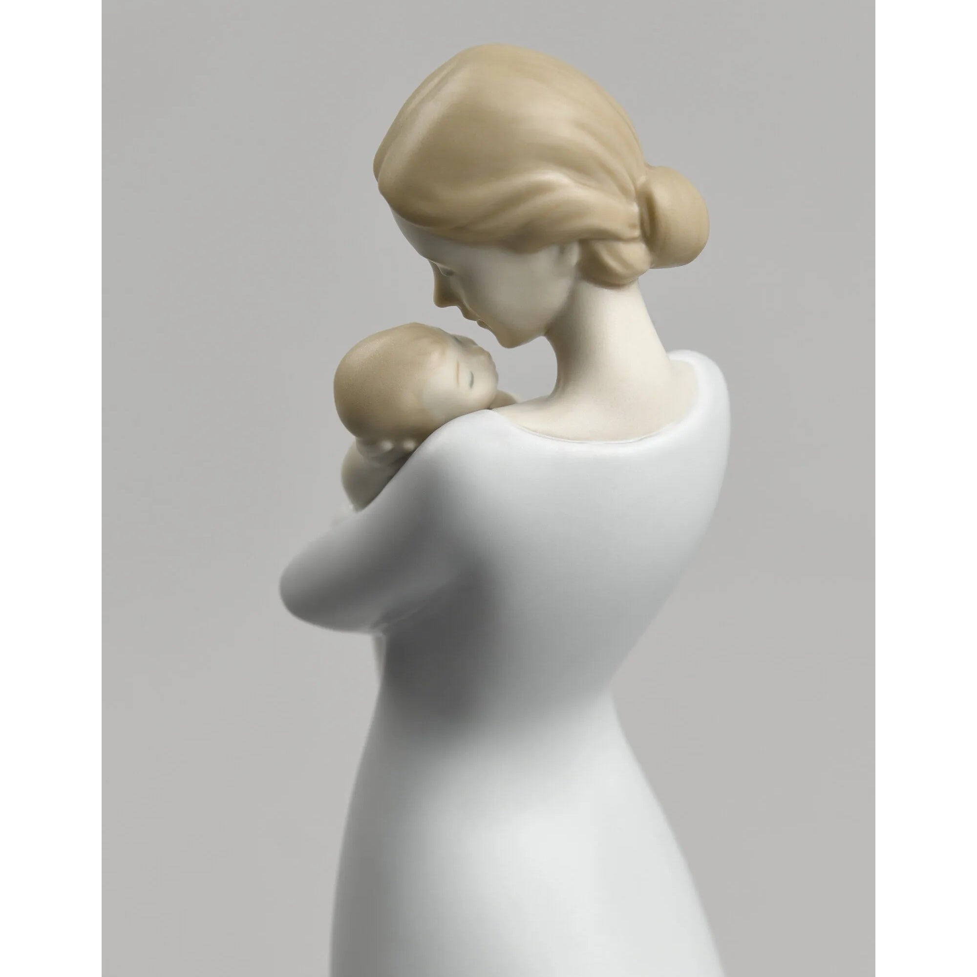 Sculptura A Mothers Embrace by Alfredo Llorens - LLADRO