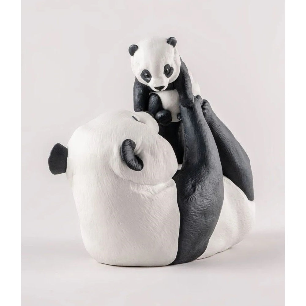 Sculptura din portelan, Mommy Panda by Virginia Gonzalez - LLADRO